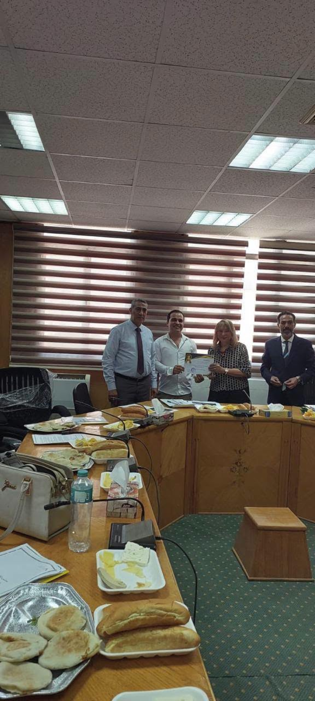 مجلس كلية التجارة جامعة بنها يكرم الموظفين المثاليين بكلية التجارة جامعة بنها